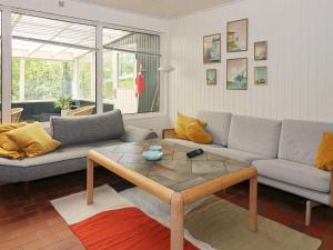 een woonkamer met een bank en een salontafel bij 6 person holiday home in Hadsund in Odde