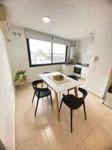 cocina con mesa y sillas en una habitación en Piccoletto apartamento in 