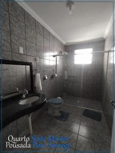 Vonios kambarys apgyvendinimo įstaigoje Bom Sossego