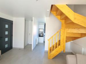 - un escalier dans un salon aux murs blancs dans l'établissement Appartement cosy proche Paris Orly, à Morangis