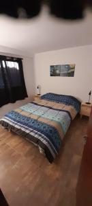 1 dormitorio con 1 cama en una habitación en Dept. Miramar (1 cuadra del mar y 3 de SanBer.) en Costa Azul