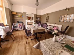 a dining room with a table and chairs at The Miggi vegan guesthouse in Torquay
