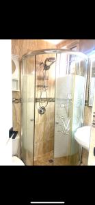 La salle de bains est pourvue d'une douche avec un oiseau sur le mur. dans l'établissement Ocho Rios Vacation Resort Property Rentals, à Ocho Rios