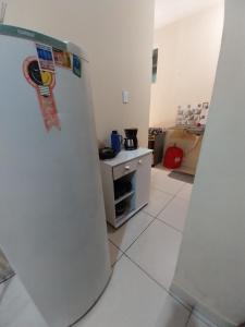 uma cozinha com um frigorífico com ímanes em Casa 4 em Campos dos Goytacazes