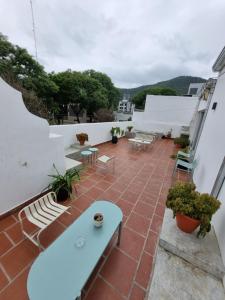 patio z niebieskim stołem i krzesłami w budynku w obiekcie Terraza de la Usina w mieście Salta