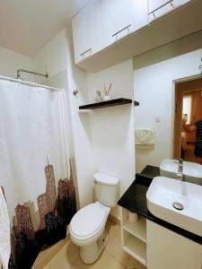 Łazienka z białą toaletą i umywalką w obiekcie Suites Apart Piura w mieście Piura
