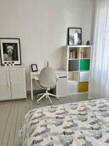 a bedroom with a bed and a desk and a chair at Villa Centre ville in Arcachon