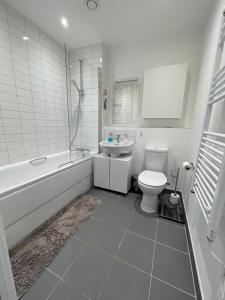 Kylpyhuone majoituspaikassa Experience Living at The Perfect Place