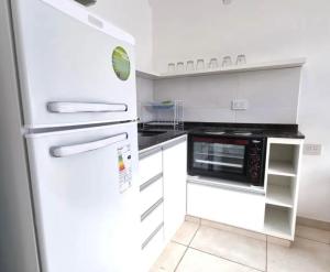 サンベルナルドにあるComplejo Aires 3の白いキッチン(冷蔵庫、電子レンジ付) +7枚の写真