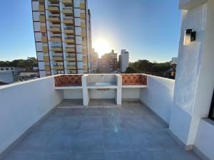 サンベルナルドにあるComplejo Aires 3の白いベンチ