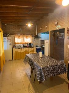 cocina con mesa y nevera en Cabaña Las Calandrias in 