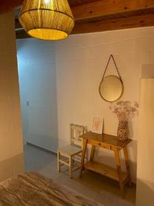 een kamer met een tafel, een stoel en een lamp bij Cómodo depto en Comodoro Rivadavia! in Comodoro Rivadavia