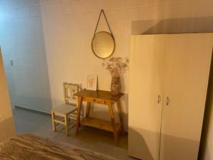 een kamer met een tafel, een stoel en een spiegel bij Cómodo depto en Comodoro Rivadavia! in Comodoro Rivadavia