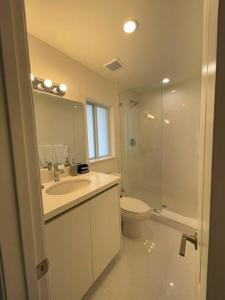 uma casa de banho com um lavatório, um WC e um chuveiro em Villa Capri Cottage in the heart of Miami em Miami