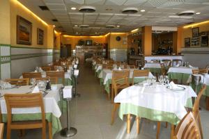 a restaurant with tables and chairs with white table cloth at Nou Avenida in Gata de Gorgos