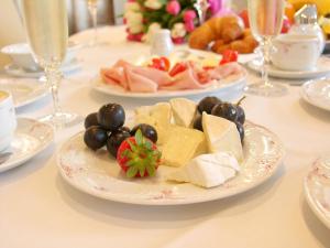 een tafel met kaasplaten en olijven bij Hotel Pension Herbert in Salzburg