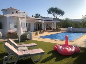 Bazén v ubytování Villa Lucie vue mer avec piscine privée en Algarve.. nebo v jeho okolí
