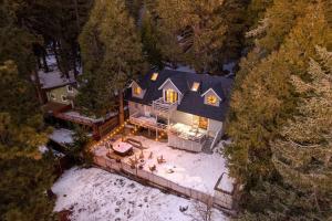 an aerial view of a house in the snow at Wild Olive Lodge ° Serene grandma chíc getaway cabin in Running Springs