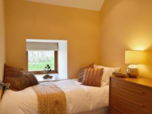 Una cama o camas en una habitación de Shenval Cottage - 28280