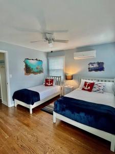 1 Schlafzimmer mit 2 Betten und einer Decke in der Unterkunft Seacret Hideaway in Point Pleasant Beach