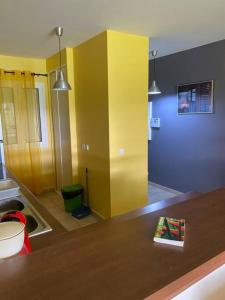 une cuisine avec des murs jaunes et un comptoir en bois dans l'établissement Lullaby of the sea Crystal beach Saint François, à Saint-François