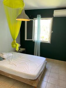 une chambre avec un lit blanc et une fenêtre dans l'établissement Lullaby of the sea Crystal beach Saint François, à Saint-François 24 autres photos