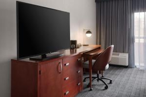 Courtyard by Marriott New Haven Wallingford的电视和/或娱乐中心