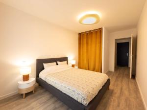 - une chambre avec un lit et un rideau jaune dans l'établissement Appartement Saint-Pierre-d'Oléron, 3 pièces, 4 personnes - FR-1-246A-245, à Saint-Pierre-dʼOléron