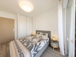 Фотография из галереи Appartement 3 pièces PMR Saint-Pierre-d'Oléron - 4 couchages, balcon, parking - FR-1-246A-245 в городе Сен-Пьер-д'Олерон +6 фотографий