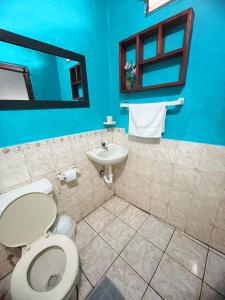 uma casa de banho com um WC e um lavatório em Puerto Ayora Island em Puerto Ayora