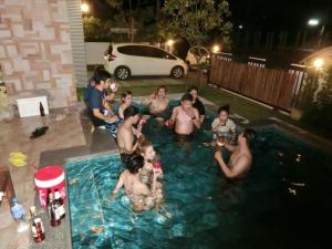 Hosté ubytování บ้านคาราโอเกะ พูลวิลล่า หัวหิน 3 ห้องนอน สระส่วนตัว พัก 6-15 คน