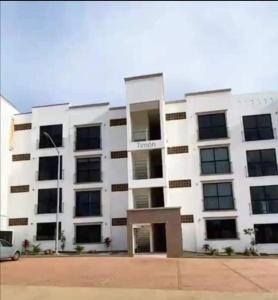 un edificio blanco con muchas ventanas en ymssjamg en Mazatlán