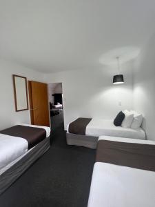 una camera con due letti di ASURE Green Gables Motel a Lower Hutt