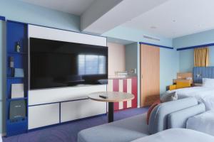 TV a/nebo společenská místnost v ubytování Miyako Hotel Kyoto Hachijo