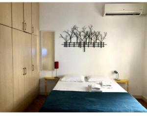 1 dormitorio con 1 cama con manta azul en Excelente apto -smart tv- melhor localização no Leblon, en Río de Janeiro