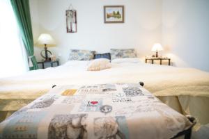 Un dormitorio con una cama con una manta. en Cozy Apartment in Puerto Banus, en Marbella
