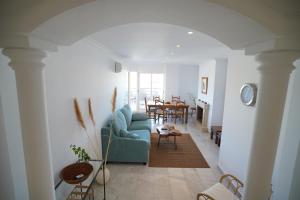 sala de estar con sofá azul y mesa en Cozy Apartment in Puerto Banus, en Marbella