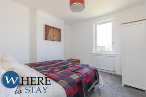 Dormitorio con cama y ventana con las palabras donde alojarse en Apartment beyond forth Bridges - 3bed free parking, en Inverkeithing