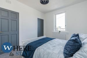 um quarto com uma cama com as palavras onde ficar em Apartment beyond forth Bridges - 3bed free parking em Inverkeithing