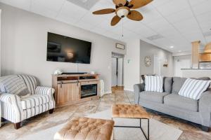 een woonkamer met 2 banken en een flatscreen-tv bij Sans Souci unit 209 in Pensacola Beach