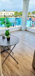 a patio with a table and a view of the water at Casa familiar in San Pedro de Macorís