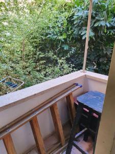 un tabouret bleu assis au-dessus d'un balcon dans l'établissement 2 bedroom apartment in batiya makov, à Rechovot