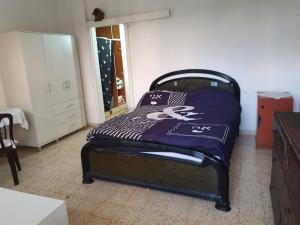 Кровать или кровати в номере 2 bedroom apartment in batiya makov