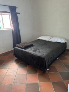 - un lit installé sur un sol carrelé dans l'établissement Hospedaje Villa Mafe, à Los Santos