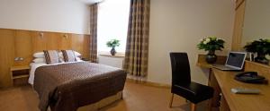 Letto o letti in una camera di Blooms Hotel