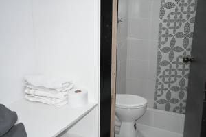 Koupelna v ubytování Habitaciones Alkimya + 32 fotografií
