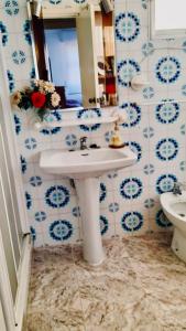 baño con lavabo blanco y azulejos azules y blancos en Puerto de Mazarron 300m plage Bahia, en Puerto de Mazarrón