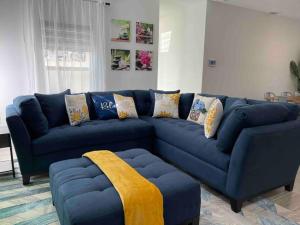 um sofá azul sentado numa sala de estar em 3BD/2BTH Home Near Downtown Orlando em Orlando