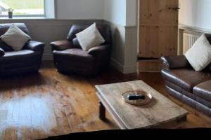 uma sala de estar com dois sofás e uma mesa de centro em Hare view Cottage - Northumberland 