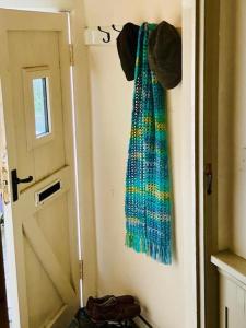 um lenço azul pendurado na porta de um quarto em Hare view Cottage - Northumberland 